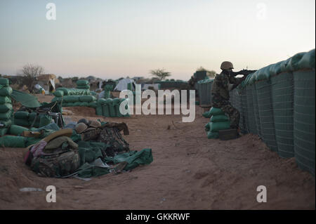 Un soldato del Burundi, come parte della missione dell Unione Africana in Somalia, si affaccia sulla sua posizione in corrispondenza di una base dell esercito in El Baraf, Somalia, il 4 marzo. El Baraf è stata liberata dal gruppo terroristico Al Shabab dal contingente burundese di AMISOM il 23 febbraio 2016. AMISOM foto / Tobin Jones Foto Stock