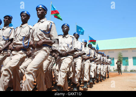 I cadetti della polizia somala dell'Interim South West Administration (ISWA) sfilano durante la cerimonia di svincolo a Baidoa il 29 marzo 2016. Questi nuovi ufficiali serviranno nella forza di polizia della regione. Foto Stock