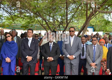 Funzionari di somali Governo Federale, Unione europea, diplomatici e gli ospiti possono partecipare a una cerimonia per l'Unione europea giorno a Mogadiscio il 09 maggio 2016. AMISOM foto / Ilyas Ahmed Foto Stock