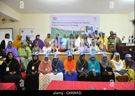 I partecipanti posano per una foto di gruppo durante le donne del Forum consultivo sulla lotta contro l'estremismo violento tenutasi a Mogadiscio, Somalia, il 21 maggio 2016. AMISOM Photo/ Omar Abdisalan Foto Stock