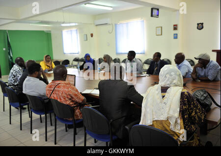 I rappresentanti della società civile in Somalia in occasione di un incontro con il pre-elettorale il team di valutazione dell Unione Africana durante la loro visita di lavoro a Mogadiscio, Somalia il 12 luglio 2016. AMISOM foto / Omar Abdisalan Foto Stock