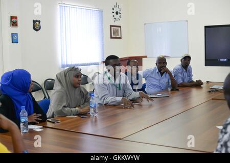 I rappresentanti della società civile in Somalia in occasione di un incontro con il pre-elettorale il team di valutazione dell Unione Africana durante la loro visita di lavoro a Mogadiscio, Somalia il 12 luglio 2016. AMISOM foto / Omar Abdisalan Foto Stock