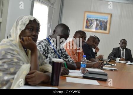 L Unione Africana pre-elettorale Team di valutazione in occasione di un incontro con i rappresentanti della Somalia i partiti politici nel corso di una visita di lavoro a Mogadiscio, Somalia il 12 luglio 2016. AMISOM foto / Omar Abdisalan Foto Stock