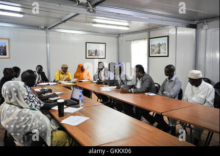 L Unione Africana pre-elettorale Team di valutazione in occasione di un incontro con i rappresentanti della Somalia i partiti politici nel corso di una visita di lavoro a Mogadiscio, Somalia il 12 luglio 2016. AMISOM foto / Omar Abdisalan Foto Stock