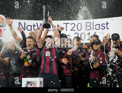 Northamptonshire Steelbacks giocatori celebrare con il trofeo dopo aver vinto il T20 Final durante la NatWest T20 Blast Finals giorno a Edgbaston, Birmingham. Foto Stock