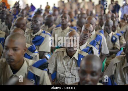 L'Interim sud ovest di amministrazione (ISWA), polizia laureati frequentare la loro cerimonia di laurea in Baidoa, Somalia il 09 agosto 2016. AMISOM foto / Ilyas Ahmed Foto Stock