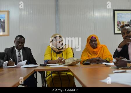 L Unione Africana pre-elettorale Team di valutazione in occasione di un incontro con i rappresentanti della Somalia i partiti politici nel corso di una visita di lavoro a Mogadiscio, Somalia il 12 luglio 2016. AMISOM foto / Omar Abdisalan Foto Stock