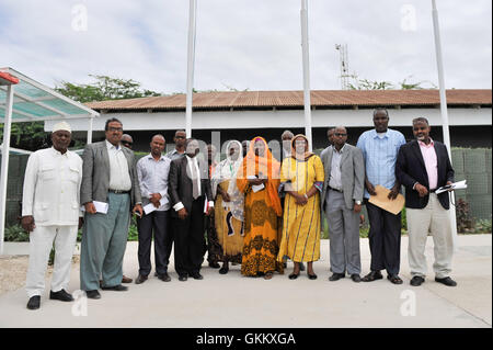 L Unione Africana pre-elettorale Team di valutazione in posa per una foto di gruppo con i rappresentanti dei vari partiti politici in Somalia a Mogadiscio, Somalia il 12 luglio 2016. AMISOM foto / Omar Abdisalan Foto Stock