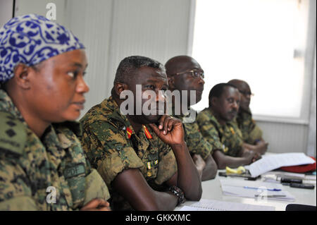 I membri della Corte marziale dell'UPDF partecipano a un'udienza a Mogadiscio il 2 agosto 2016, riguardante le accuse contro i soldati ugandesi che prestano servizio presso l'AMISOM per aver venduto forniture militari ai civili. Il caso evidenzia la disciplina militare interna all'interno della missione di mantenimento della pace. Foto AMISOM / Ilyas Ahmed. Foto Stock
