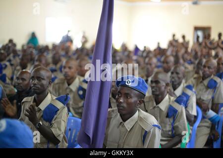 L'Interim sud ovest di amministrazione (ISWA), polizia laureati frequentare la loro cerimonia di laurea in Baidoa, Somalia il 09 agosto 2016. AMISOM foto / Ilyas Ahmed Foto Stock