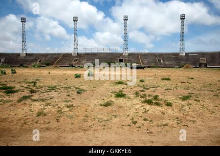 Il 6 agosto 2011, il gruppo militante al-Shabaab si ritirò da Mogadiscio, lasciandosi dietro sedi chiave come il Mogadiscio Stadium, un tempo base per il gruppo. Il ritiro segnò un cambiamento significativo nel panorama della sicurezza della città. Foto AMISOM. Foto Stock