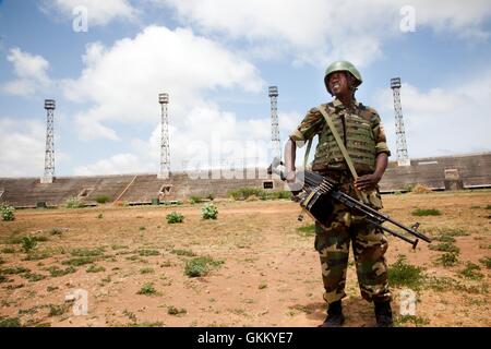 Le truppe dell'AMISOM sono viste allo stadio Mogadiscio, un tempo quartier generale del gruppo militante di al-Shabaab, l'8 settembre 2011. Al-Shabaab si ritirò da Mogadiscio nell'agosto 2011, segnando un significativo cambiamento nel controllo della capitale. Foto Stock