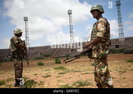 Le truppe dell’AMISOM si trovano in piedi l’8 settembre nell’ex quartier generale di al-Shabaab, stadio Mogadiscio, a Mogadiscio, Somalia, 2011 al-Shabaab si era ritirato dalla città il 6 agosto 2011, segnando un significativo cambiamento nel controllo e nella sicurezza nella regione. Foto Stock