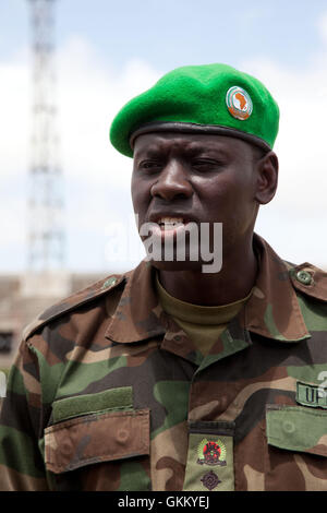 Il colonnello Paul Lokech, comandante di contingenza AMISOM, si rivolge ai media allo stadio Mogadiscio, un tempo sede di al-Shabaab, a seguito del ritiro del gruppo dalla città il 6 agosto 2011. Foto Stock