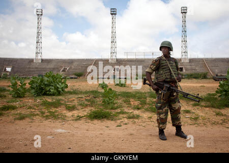 Le truppe dell'AMISOM si trovano nello stadio di Mogadiscio, precedentemente utilizzato come quartier generale dal gruppo militante di al-Shabaab. Al-Shabaab si ritirò dalla città il 6 agosto 2011, segnando un significativo cambiamento di controllo nella regione. Foto Stock
