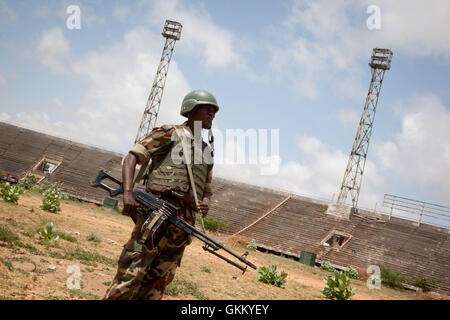 Le truppe dell'AMISOM si trovano allo stadio Mogadiscio, una volta base chiave per al-Shabaab, il 9 agosto 2011. Il gruppo si era ritirato da Mogadiscio il 6 agosto, segnando una svolta significativa nella ripresa della città. Lo stadio, simbolo della fine del controllo di al-Shabaab, era un punto focale della loro occupazione. Foto AMISOM. Foto Stock