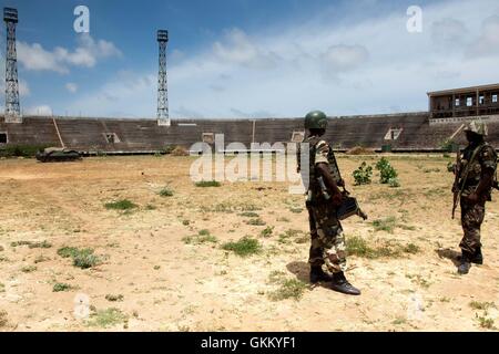Le truppe dell'AMISOM si trovano allo stadio Mogadiscio, precedentemente sede di al-Shabaab, il 9 agosto 2011, a seguito del ritiro del gruppo dalla città il 6 agosto. Foto Stock
