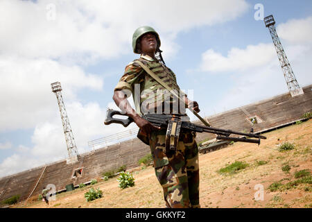 L'8 settembre 2011, le truppe dell'AMISOM si trovano nell'ex quartier generale di al-Shabaab, situato allo stadio Mogadiscio. Al-Shabaab si ritirò dalla capitale il 6 agosto 2011, segnando un significativo cambiamento nel controllo della città. Foto Stock