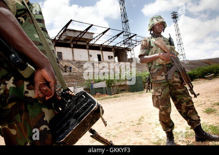 Il 9 agosto 2011, le truppe dell'AMISOM si trovano allo stadio Mogadiscio, un tempo quartier generale del gruppo militante di al-Shabaab. Lo stadio ha segnato una posizione chiave nelle operazioni di sicurezza della città dopo il ritiro di al-Shabaab il 6 agosto 2011. Foto Stock