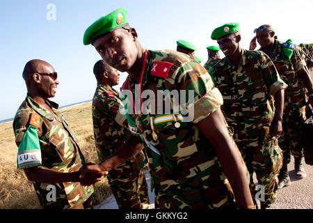 12/09/2011 - aeroporto di Mogadiscio, Somalia - partenza delle truppe burundesi agitare le mani con i nuovi arrivati truppe durante la rotazione di truppa all aeroporto di Mogadiscio. Foto Stock