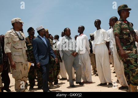 Presidente della Somalia, Sheikh Sharif Sheikh Ahmed, incontra il Tfg reclute presso il nuovo campo di allenamento per TFG truppe. Commissione (DRSCC). La struttura può ospitare 1.100 soldati. lo sviluppo e la costruzione di capacità come previsto a livello nazionale in materia di sicurezza e di piano di stabilizzazione (NSSP). Il Fondo è finanziato dalla UE e al costo di $ 3.2million dollari. Foto Stock