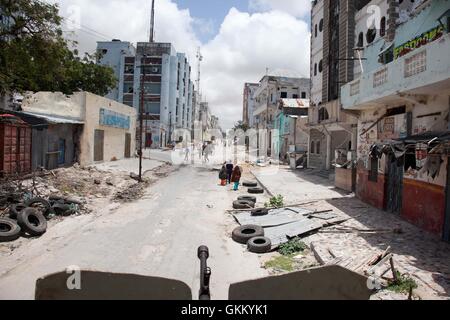 Life sta tornando al mercato di Bakaara, un importante centro economico a Mogadiscio, in Somalia, l'8 settembre 2011, dopo il ritiro di al-Shabaab dalla capitale il 6 agosto 2011. Il mercato era stato pesantemente colpito dal conflitto, ma ora vede segni di ripresa e di attività economica come ritorno della stabilità. Foto Stock