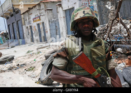 Il 9 agosto 2011, Life ha iniziato a tornare al mercato di Bakaara, un importante centro economico di Mogadiscio, a seguito del ritiro di al-Shabaab dalla capitale tre giorni prima, il che significa ripresa nella zona. Foto Stock