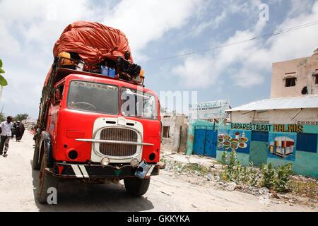 Il mercato di Bakaara a Mogadiscio, in Somalia, è stato visto riacquistare attività il 9 agosto 2011, a seguito del ritiro dei militanti di al-Shabaab dalla capitale il 6 agosto 2011. Il mercato, un polo economico chiave, è centrale per la ripresa di Mogadiscio. Foto Stock