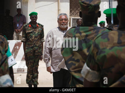 SOMALIA, Mogadiscio: in un handout fotografia messi a disposizione dall'African Union-United Nazioni Informazioni sul team di supporto, AU il rappresentante speciale per la Somalia Jerry Rawlings sta in piedi di fronte ad una guardia d'onore della missione dell Unione Africana in Somalia (AMISOM) sede dopo il suo arrivo nella capitale somala il 7 febbraio per una visita di due giorni. Rawlings volato da Mogadiscio a impegnarsi in colloqui con le fazioni politiche all'interno del governo federale di transizione (Tfg) per fast-track internazionalmente riconosciuto Road Map processo e di trovare un modo per andare avanti da attualmente in fase di stallo della situazione politica Foto Stock