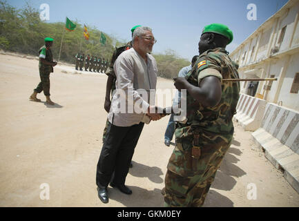 SOMALIA, Mogadiscio: in un handout fotografia messi a disposizione dall'African Union-United Nazioni Informazioni sul team di supporto, AU il rappresentante speciale per la Somalia Jerry Rawlings saluti ufficiali ugandesi che serve con la missione dell Unione Africana in Somalia (AMISOM) presso la missione presso la sede centrale a seguito del suo arrivo nella capitale somala il 7 febbraio per una visita di due giorni. Rawlings volato da Mogadiscio a impegnarsi in colloqui con le fazioni politiche all'interno del governo federale di transizione (Tfg) per fast-track internazionalmente riconosciuto Road Map processo e di trovare un modo per andare avanti da attualmente in fase di stallo po Foto Stock