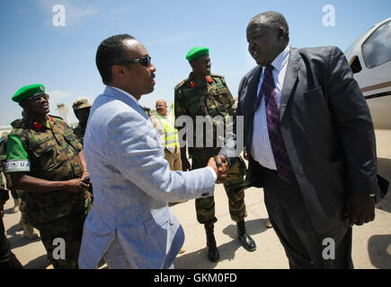 SOMALIA, Mogadiscio: in un handout fotografia rilasciato dall'African Union-United Nazioni Informazioni sul team di supporto 13 febbraio, Uganda agendo del ministro degli Affari Esteri Okello Oryem (r) è accolto da somalo di vice primo ministro e ministro della Difesa Hussein Issa araba, al suo arrivo all aeroporto di Mogadiscio nella capitale somala. Oryem è arrivato in Somalia su di una visita di due giorni in cui ci sarà un incontro con il commandship della missione dell Unione Africana in Somalia (AMISOM) e la leadership politica del governo federale di transizione (Tfg). L Uganda dispone attualmente di oltre 5 mila soldati ed ufficiali fr Foto Stock