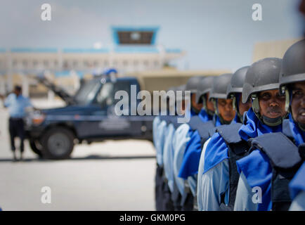 SOMALIA, Mogadiscio: In una fotografia messi a disposizione dall'African Union-United Nazioni Informazioni sul team di supporto 7 Maggio, femmina ufficiali con le forze di polizia somale (SPF) sorge su sfilano davanti a una cerimonia di consegna delle attrezzature donate dal governo del Giappone attraverso le Nazioni Unite ufficio politico per la Somalia (UNPOS) Trust Fund per sostenere la ricostruzione del SPF nella capitale somala Mogadiscio. Le attrezzature incluse un trasporto a motore flotta di 15 pick-up, due il personale di truppa porta e due ambulanze, 1.800 caschi balistici e set di manette, oltre mille radio VHF handse Foto Stock