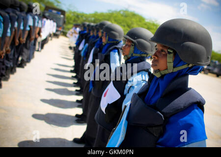 SOMALIA, Mogadiscio: In una fotografia messi a disposizione dall'African Union-United Nazioni Informazioni sul team di supporto 7 maggio, un funzionario femmina con le forze di polizia somale (SPF) sorge su sfilano davanti a una cerimonia di consegna delle attrezzature donate dal governo del Giappone attraverso le Nazioni Unite ufficio politico per la Somalia (UNPOS) Trust Fund per sostenere la ricostruzione del SPF nella capitale somala Mogadiscio. Le attrezzature incluse un trasporto a motore flotta di 15 pick-up, due il personale di truppa porta e due ambulanze, 1.800 caschi balistici e set di manette, oltre mille radio VHF mano Foto Stock