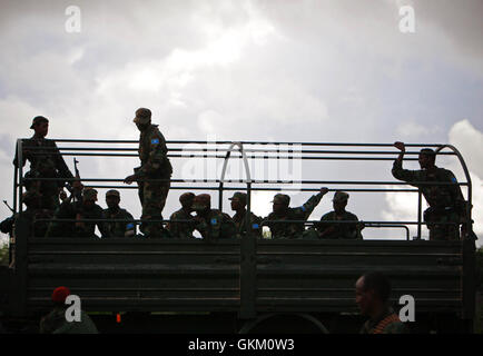 Le truppe dell'Esercito Nazionale somalo (SNA) e i soldati ugandesi in servizio con AMISOM partecipano ad un secondo giorno di "operazione Shabelle libera" il 23 maggio. L'operazione mira a liberare Afgoye Town e assistere 400.000 sfollati nella regione ad ovest di Mogadiscio, Somalia. Foto Stock