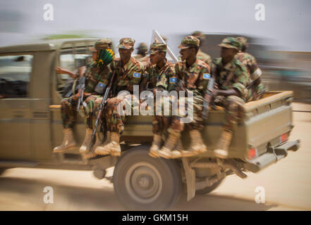 SOMALIA, Mogadiscio: In una fotografia rilasciato dall'African Union-United Nazioni Informazioni sul team di supporto 14 Agosto, recentemente allenato membri del somalo Esercito Nazionale (SNA) viaggiare nel retro su un pick-up durante una dimostrazione come parte di un passaggio di uscita parade presso una missione dell Unione Africana in Somalia (AMISOM) training facility sulle frange occidentali della capitale somala Mogadiscio. 660 soldati somali che aveva recentemente tornato da 8 mesi di formazione in Bihanga, Uganda, passata fuori lungo con 48 elite commandos, a seguito di un display di tattiche e di sicurezza degli esercizi che incluso demonstrati Foto Stock