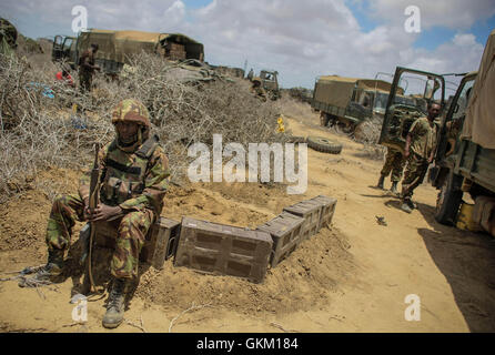 SOMALIA. Asa'moja / Kisamayo: in un handout fotografia rilasciato dall'African Union-United Nazioni Informazioni sul team di supporto 01 ottobre, un soldato del contingente keniota di servire con la missione dell Unione Africana in Somalia (AMISOM) appoggia in ASA'moja, un area di circa 7km fuori del somalo città portuale di Kismayo. Per gli ultimi due mesi, AMISOM il contingente del Kenya a sostegno dei somali Esercito Nazionale (SNA) è stata costantemente liberando aree e villaggi nel sud della Somalia formalmente sotto il controllo di Al Qaeda affiliate del gruppo estremista al Shabaab, che li ha portati alla periferia di Foto Stock