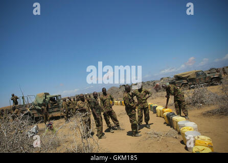 SOMALIA. Asa'moja / Kisamayo: in un handout fotografia rilasciato dall'African Union-United Nazioni Informazioni sul team di supporto 01 ottobre, i soldati del contingente keniota di servire con la missione dell Unione Africana in Somalia (AMISOM) attendere per riempire contenitori di acqua in ASA'moja, un area di circa 7km fuori del somalo città portuale di Kismayo. Per gli ultimi due mesi, AMISOM il contingente del Kenya a sostegno dei somali Esercito Nazionale (SNA) è stata costantemente liberando aree e villaggi nel sud della Somalia formalmente sotto il controllo di Al Qaeda affiliate del gruppo estremista al Shabaab, che ha portato Foto Stock