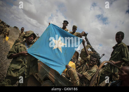 SOMALIA. Asa'moja / Kisamayo: in un handout fotografia rilasciato dall'African Union-United Nazioni Informazioni sul team di supporto 01 ottobre, i soldati del somalo Esercito Nazionale (SNA) sono visibili la visualizzazione del somalo bandiera nazionale in ASA'moja, un area di circa 7km fuori del somalo città portuale di Kismayo. Per gli ultimi due mesi la missione dell Unione Africana in Somalia (AMISOM)'s contingente del Kenya a sostegno di SNA è stata costantemente liberando aree e villaggi nel sud della Somalia formalmente sotto il controllo di Al Qaeda affiliate del gruppo estremista al Shabaab, che li ha portati alla periferia" Foto Stock