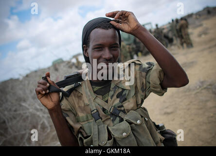 SOMALIA. Asa'moja / Kisamayo: in un handout fotografia rilasciato dall'African Union-United Nazioni Informazioni sul team di supporto 01 ottobre, un soldato del somalo Esercito Nazionale (SNA) i gesti in ASA'moja, un area di circa 7km fuori del somalo città portuale di Kismayo. Per gli ultimi due mesi la missione dell Unione Africana in Somalia (AMISOM)'s contingente del Kenya a sostegno di SNA è stata costantemente liberando aree e villaggi nel sud della Somalia formalmente sotto il controllo di Al Qaeda affiliate del gruppo estremista al Shabaab, che li ha portati alla periferia del gruppo l'ultimo grande strongh Foto Stock