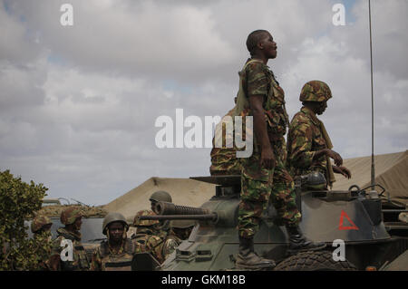 SOMALIA. Asa'moja / Kisamayo: in un handout fotografia rilasciato dall'African Union-United Nazioni Informazioni sul team di supporto 01 ottobre, i soldati del contingente keniota di servire con la missione dell Unione Africana in Somalia (AMISOM) sono visto in piedi in cima ad un veicolo di combattimento in ASA'moja, un area di circa 7km fuori del somalo città portuale di Kismayo. Per gli ultimi due mesi, AMISOM il contingente del Kenya a sostegno dei somali Esercito Nazionale (SNA) è stata costantemente liberando aree e villaggi nel sud della Somalia formalmente sotto il controllo di Al Qaeda affiliate del gruppo estremista al Shabaab, che ha Foto Stock