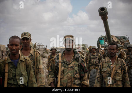 SOMALIA. Asa'moja / Kisamayo: in un handout fotografia rilasciato dall'African Union-United Nazioni Informazioni sul team di supporto 01 ottobre, i soldati del somalo Esercito Nazionale (SNA) stand a Saa'moja, un area di circa 7km fuori del somalo città portuale di Kismayo. Per gli ultimi due mesi la missione dell Unione Africana in Somalia (AMISOM) contingente del Kenya a sostegno di SNA è stata costantemente liberando aree e villaggi nel sud della Somalia formalmente sotto il controllo di Al Qaeda affiliate del gruppo estremista al Shabaab, che li ha portati alla periferia del gruppo l'ultimo importante roccaforte. 0 Foto Stock