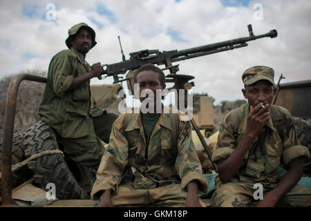 SOMALIA. Asa'moja / Kisamayo: in un handout fotografia rilasciato dall'African Union-United Nazioni Informazioni sul team di supporto 01 ottobre, i soldati del somalo Esercito Nazionale (SNA) sono visibili in ASA'moja, un area di circa 7km fuori del somalo città portuale di Kismayo. Per gli ultimi due mesi la missione dell Unione Africana in Somalia (AMISOM)'s contingente del Kenya a sostegno di SNA è stata costantemente liberando aree e villaggi nel sud della Somalia formalmente sotto il controllo di Al Qaeda affiliate del gruppo estremista al Shabaab, che li ha portati alla periferia del gruppo l'ultimo grande strongho Foto Stock