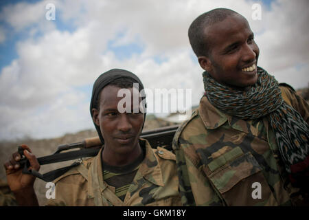 SOMALIA. Asa'moja / Kisamayo: in un handout fotografia rilasciato dall'African Union-United Nazioni Informazioni sul team di supporto 01 ottobre, i soldati del somalo Esercito Nazionale (SNA) stand in ASA'moja, un area di circa 7km fuori del somalo città portuale di Kismayo. Per gli ultimi due mesi la missione dell Unione Africana in Somalia (AMISOM)'s contingente del Kenya a sostegno di SNA è stata costantemente liberando aree e villaggi nel sud della Somalia formalmente sotto il controllo di Al Qaeda affiliate del gruppo estremista al Shabaab, che li ha portati alla periferia del gruppo l'ultimo importante roccaforte. Foto Stock