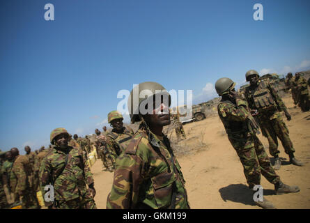 SOMALIA. Asa'moja / Kisamayo: in un handout fotografia rilasciato dall'African Union-United Nazioni Informazioni sul team di supporto 01 ottobre, i soldati del contingente keniota di servire con la missione dell Unione Africana in Somalia (AMISOM) stand in ASA'moja, un area di circa 7km fuori del somalo città portuale di Kismayo. Per gli ultimi due mesi, AMISOM il contingente del Kenya a sostegno dei somali Esercito Nazionale (SNA) è stata costantemente liberando aree e villaggi nel sud della Somalia formalmente sotto il controllo di Al Qaeda affiliate del gruppo estremista al Shabaab, che li ha portati alla periferia di Foto Stock