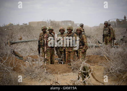 SOMALIA. Asa'moja / Kisamayo: in un handout fotografia rilasciato dall'African Union-United Nazioni Informazioni sul team di supporto 01 ottobre, i soldati del contingente keniota di servire con la missione dell Unione Africana in Somalia (AMISOM) stand in corrispondenza di una posizione di mortaio in ASA'moja, un area di circa 7km fuori del somalo città portuale di Kismayo. Per gli ultimi due mesi, AMISOM il contingente del Kenya a sostegno dei somali Esercito Nazionale (SNA) è stata costantemente liberando aree e villaggi nel sud della Somalia formalmente sotto il controllo di Al Qaeda affiliate del gruppo estremista al Shabaab, che li ha portati Foto Stock