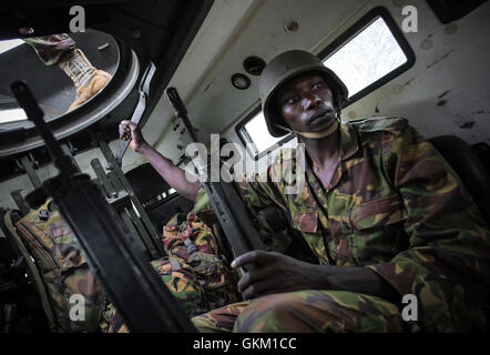 Un soldato keniota dell'AMISOM siede all'interno di una portaerei corazzata durante un'avanzata a Kismayo, in Somalia, il 2 ottobre 2016. Le truppe keniote entrarono in città come parte di un'operazione di successo per liberare Kismayo da al-Shabaab, segnando un significativo successo nella lotta contro l'estremismo. Foto Stock