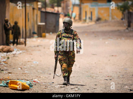 SOMALIA, Kismayo, in una fotografia scattata e rilasciato dall'African Union-United Nazioni Informazioni sul team di supporto 07 ottobre, un soldato che serve con il keniota contingente della missione dell Unione Africana in Somalia (AMISOM) passeggiate lungo una strada laterale nel centro del meridionale somala città portuale di Kismayo, circa 500km a sud della capitale Mogadiscio. AU-ONU IST foto / STUART PREZZO. Foto Stock