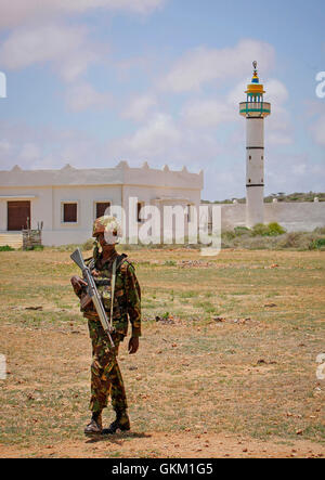 SOMALIA, Kismayo, in una fotografia scattata e rilasciato dall'African Union-United Nazioni Informazioni sul team di supporto 07 ottobre, un soldato che serve con il keniota contingente della missione dell Unione Africana in Somalia (AMISOM) si erge davanti ad una moschea nella motivazione di Kismayo università nella meridionale somala città portuale di Kismayo, circa 500km a sud della capitale Mogadiscio. AU-ONU IST foto / STUART PREZZO. Foto Stock