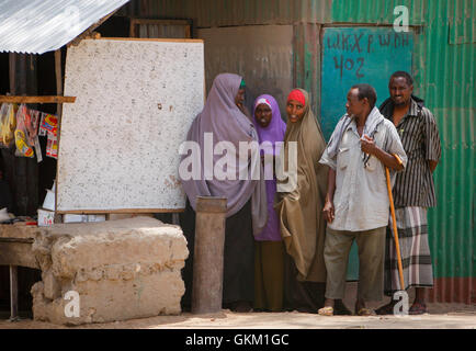 SOMALIA, Kismayo, in una fotografia scattata e rilasciato dall'African Union-United Nazioni Informazioni sul team di supporto 07 Ottobre, civili somali stare accanto a un chiosco in una area di mercato nel centro della Somalia meridionale città portuale di Kismayo, circa 500km a sud della capitale Mogadiscio. AU-ONU IST foto / STUART PREZZO. Foto Stock