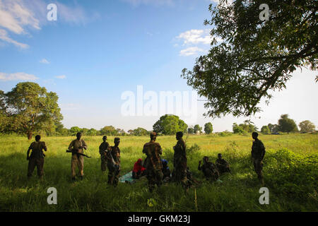 SOMALIA, Jawahar: in un handout fotografia scattata il 10 dicembre e rilasciato dall'African Union-United Nazioni Informazioni sul team di supporto 12 dicembre, i soldati del somalo Esercito Nazionale (SNA) riposare all'ombra di un albero in città di Jawahar nel Medio Scebeli regione a nord della capitale somala Mogadisu. Forze di SNA supportato dalla missione dell Unione Africana in Somalia (AMISOM) catturato la città di Jawahar, 90km a nord di Mogadiscio, in data 9 dicembre da Al Qaeda affiliate del gruppo estremista al Shabaab incontrando un po' di resistenza come essi sono entrati la strategica ed economicamente importante capitale di M Foto Stock